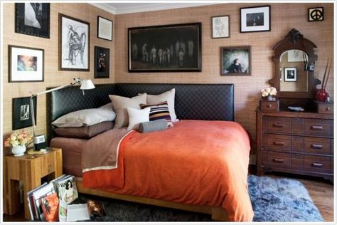 Make It Work: Beds in Corners Something about this looks really cozy. The nightstand is really neat too. Corner Headboard, Teenager Bedroom Boy, Bed In Corner, Girl Bedrooms, Boy Bedroom Design, Bedroom Corner, Teen Boy Bedroom, Corner Decor, Eclectic Bedroom