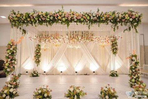 Beautiful////Decor_Ideas Reception Mandap Decoration, Shadi Hall Background, Wedding Reception Backdrop Indian, Hall Reception Wedding, Wedding Hall Flower Decorations, Stage Wedding Backdrop, Hall Decoration Ideas For Wedding, Hall Decoration For Wedding, Indian Wedding Reception Stage Decor