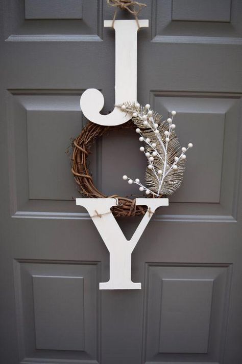 9 Simple & Elegant DIY Christmas Decorations in Scandinavian Style Diy Christmas Door, Joy Wreath, Christmas Door Hanger, Christmas Door Decorations, Easy Christmas Diy, Farmhouse Christmas Decor, Christmas Wreaths Diy, Diy Weihnachten, Noel Christmas