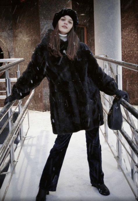 Russian Fashion Aesthetic, Long Fur Coat Outfit, Slavic Girl Aesthetic, Romanticising Winter, Slavic Beauty, Big Fur Coat, Fur Coat Outfit, Russian Clothing, Black Fur Coat