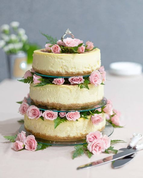 Cheesecake wedding cake Cheesecake Wedding Cake Ideas, Wedding Cake Cheesecake, Diy Cheesecake, Cheesecake Wedding, Cheesecake Wedding Cake, Wedding Cheesecake, Cheese Wedding Cake, Chandelier Cake, Wedding Cake Images