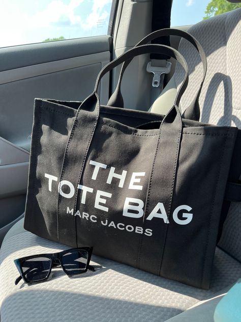 The tote bag, marc jacobs tote bag, aesthetic bags, black aesthetic, designer bags, neutral aesthetic, summer bags, instagram photo inspo The Tote Bag Marc Jacobs, Sac Tote Bag, Romanticizing School, School Fit, Marc Jacobs Tote, Luxury Purses, Fancy Bags, Bags Aesthetic, Pretty Bags