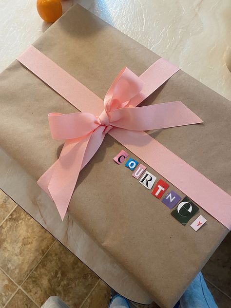 Road Trip Gift Basket, Diy Packaging Ideas, Vacation Gift Basket, Travel Gift Basket, Cute Gift Wrapping Ideas, Hadiah Diy, Gift Wrapping Inspiration, Gift Inspo, Creative Gift Wrapping