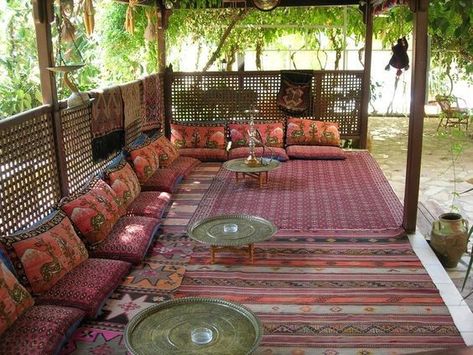 Indian Seating, Outdoor Beach Decor, Garden Sitting Areas, Bali Style Home, Bohemian Patio, Outdoor Restaurant Design, Turkish Decor, Travel Turkey, India Home Decor