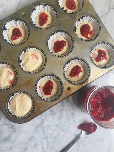 Strawberry Jam Muffins Recipe, Deserts With Strawberries, Strawberry Jam Desserts, Jam Desserts, Stuffed Muffins, Strawberry Jam Cake, Jam Muffins, Muffin Ideas, Sugar Addict