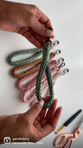 This project is beginner friendly and perfect to make for markets or quick gifts. The full tutorial is available on youtube 🧶 Crochet Wristlet Keychain, Tassen Hanger, Crochet Wristlet, Simpul Makrame, Pola Macrame, Hantverk Diy, Keychain Crochet, Crochet Keychain Pattern, Crochet Stitches For Beginners