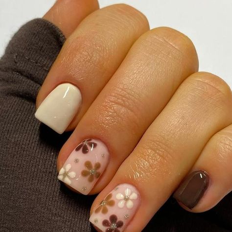 Carrie Bohan on Instagram: "Autumn flowers 🌸🤎

 #biab #biabnails #buildergellondon #nailart #biablondon #nailitdaily #nails #naturalnails #manicure #nailslondon #gelnails #naildesign #thesalonmaguk #nailinspo #biabgreenwich #greenwichnails #glitterbels #autumnnails" Autumn Nails Biab, Autumn Flower Nails, Autumn Biab, Autumn Biab Nails, Nails Biab, Biab Nails, Sns Nails, Instagram Autumn, Autumn Flowers