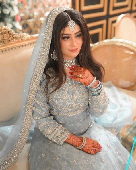 Mangni Dress Pakistani Bridal, Bridal Engagement Dress Pakistani, Engagement Bride Dress Pakistani, Walima Outfits For Bride, Pakistani Engagement Brides, Nikkah Bride Pakistan, Pakistani Engagement Look, Engagement Bride Indian, Engagement Dress For Bride Indian