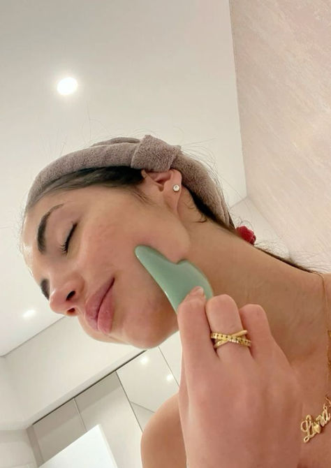 Level up your skincare routine with a gua sha to lift your skin and improve fine lines with upwards pressure, but guasha also helps to shape your jawline. Snatched Face Gua Sha, Guasha Routine, Gua Sha Aesthetic, Gua Sha Routine, 2025 Manifestation, Face Rollers, Gua Sha Stone, Gua Sha Set, Jade Gua Sha