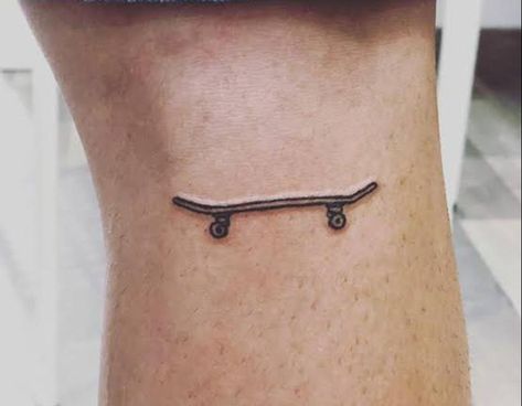 Skate Tattoos, Small Skateboard, Skate Tattoo, Skateboard Tattoo, Tatuagem Masculina Pequena, G Tattoo, Finger Tats, Bike Tattoos, Cute Small Tattoos