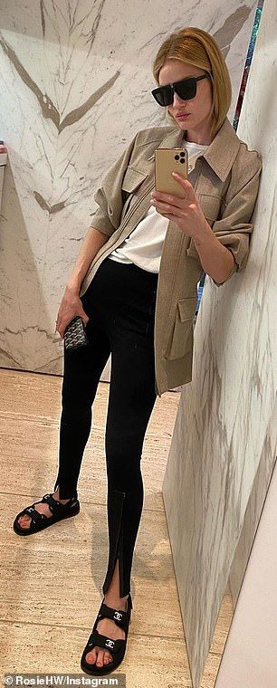 Dad Sandals Outfit, Leggings As Pants, Dog Walking Outfit, Rosie Hw, Boots 2020, Walking Outfits, Black Leggings Outfit, Leggings Outfits, Hem Leggings