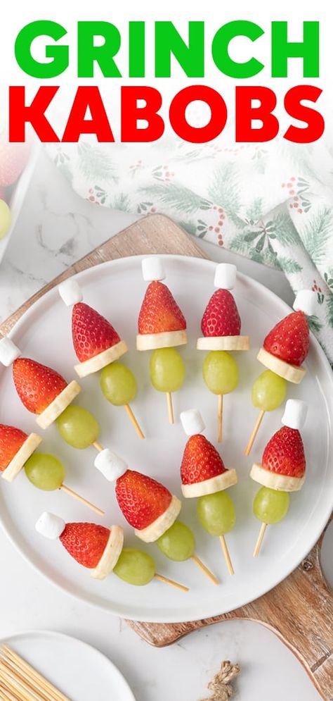 Get festive this holiday season with this cute and colorful Grinch Kabobs appetizer prepared with fruit and mini marshmallows! Kids Christmas Party Food, Grinch Fruit, Christmas Party Food Appetizers, Grinch Fruit Kabobs, Grinch Kabobs, Christmas Fruit Salad, Fruit Kabob, Healthy Holiday Treats, Fun Holiday Treats