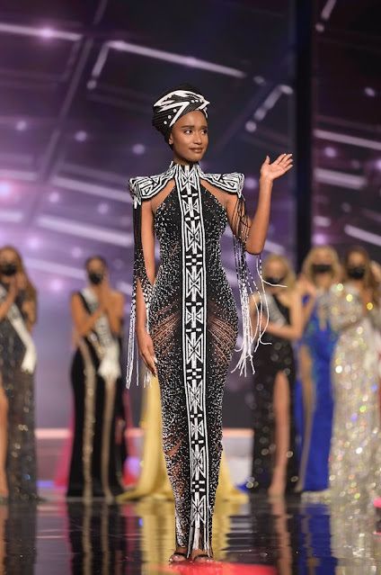 South Africa's Zozibini Tunzi takes her final walk as Miss Universe African Beaded Dress, Zozibini Tunzi Dress, Zozibini Tunzi Miss Universe Gown, South Africa Traditional Wear, South Africa Wedding Dress, Xhosa Beads For Ladies, African Couture Fashion, Traditional Wedding Attire South Africa, Traditional Dresses South Africa