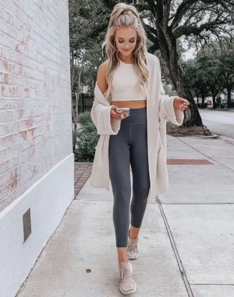 25 Athleisure Looks You'll Want To Live In All Winter Long - Society19 Comfortable Yoga Clothes, Dark Green Gym Outfit, Cute Yoga Outfit, City Girl Style, Estilo Fitness, Lululemon Outfits, Activewear For Women, Athleisure Trend, Pastel Outfit