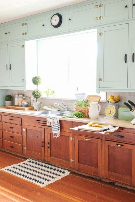 DIY antique kitchen. Orange Kitchen Decor, Farmhouse Kitchen Cabinets, Casa Vintage, Farmhouse Kitchen Design, New Kitchen Cabinets, Kitchen Cabinets Makeover, Kitchen Farmhouse, Interior Modern, Farmhouse Style Kitchen