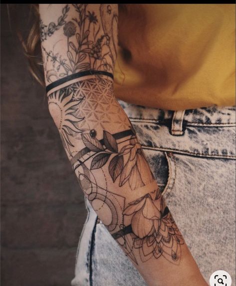 Cuff Tattoo, Feminine Minimalist, Floral Tattoo Sleeve, Body Tattoo, Forearm Tattoo Women, Arm Sleeve Tattoos, Band Tattoo, Time Tattoos, Sleeve Tattoos For Women