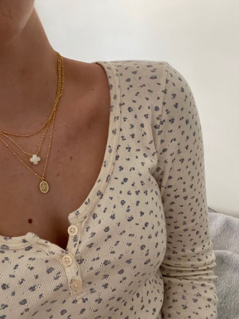 Cute Stacked Necklaces, Van Cleef Layered Necklace, Winter Necklace Stack, Can Cleef Necklace Stack, Gold Necklace Van Cleef, Van Cleef Layering, Gold Dainty Necklace Stack, Vanilla Girl Jewelry Gold, Gold Jewelry Stacking