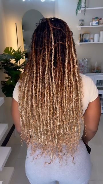 Locs Ombre Colored, Honey Blonde Ombre Locs, Blonde Boho Locs Black Women, Blonde Boho Faux Locs, Ombré Faux Locs, Ombre Faux Locs Black Women, Blonde Faux Locs Black Women, Boho Locs With Curls, Blonde Boho Locs