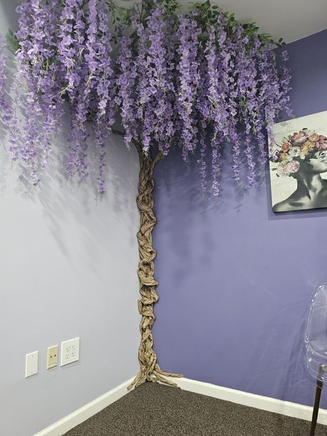 Wisteria Tree Bedroom, Tree In Room Diy, Diy Tree In Bedroom, Fake Flowers Wall Decor, Plant Theme Room, Flower Decor Room, Cool Decor Ideas, Wisteria Tree Room Decor, Wisteria Flower Room Decor