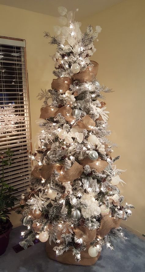 White, silver, burlap, and cotton Christmas tree. Christmas Tree Inspiration White, Holiday Wreaths Diy Christmas, Burlap Christmas Tree, Holiday Wreaths Diy, A White Christmas, Christmas Tree Inspiration, Burlap Christmas, Ribbon On Christmas Tree, Christmas Tree Ideas