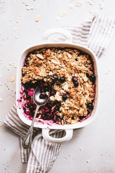 Healthy Breakfast Berry Crumble - Dairy Free - Our Nourishing Table Breakfast Crumble, Berry Crumble Recipe, Apple And Berry Crumble, Berry Crumble Bars, Berry Oatmeal, Banana Granola, Granola Bites, Berry Crisp, Fruit Crumble