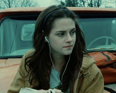 Bella Swan Aesthetic, Catherine Hardwicke, Apple Earpods, Twilight Quotes, Bella Cullen, Twilight Film, Twilight Pictures, Movie Prints, Ear Buds