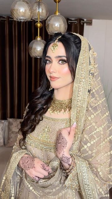 Heavy Makeup Look Wedding, Nikkah Hairstyles Brides, Nikkah Videos, Pakistani Engagement Hairstyles, Nikkah Hairstyles, Sleek Wedding Hairstyles, Walima Makeup, Pakistani Makeup Looks, Nikah Dresses