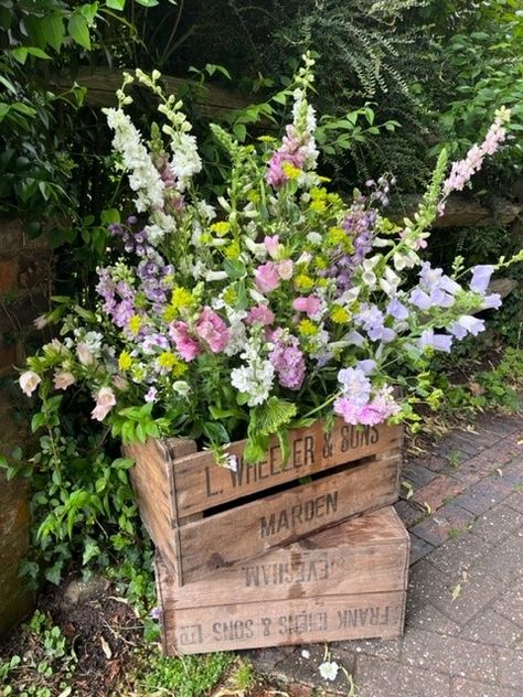 Country Cottage Wedding Ideas, English Country Garden Wedding Bouquet, Country Style Wedding Flowers, English Country Wedding Decor, Wild Flower Planters, English Garden Wedding Bouquet, English Country Wedding Flowers, Wildflower Farm Wedding, Country Garden Wedding Flowers