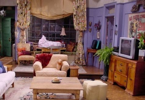 10 décor tips inspired by Monica Geller’s apartment - Blog | LIVE More by Minto Friends Apartment Decor, Poster In Room, Small Space Living Hacks, 90s Living Room, Friends Apartment, Mismatched Dining Chairs, Friends Poster, Monica Geller, Beige Sofa