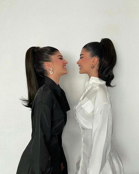 Sisters Photoshoot Poses, Sisters Photoshoot, Best Friend Photoshoot, Bff Photoshoot Poses, Baddie Hairstyles, Friend Photoshoot, Aesthetic Hair, Photoshoot Poses, Model Poses