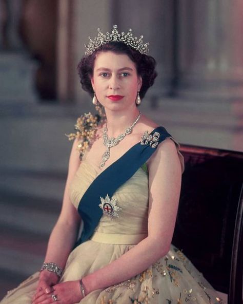 Elizabeth Ii Young, Queen Elizabeth Portrait, Elizabeth Queen Of England, Queen Elizabeth Photos, Princesa Elizabeth, Young Queen Elizabeth, Rainha Elizabeth Ii, Queen Alexandra, Reine Elizabeth