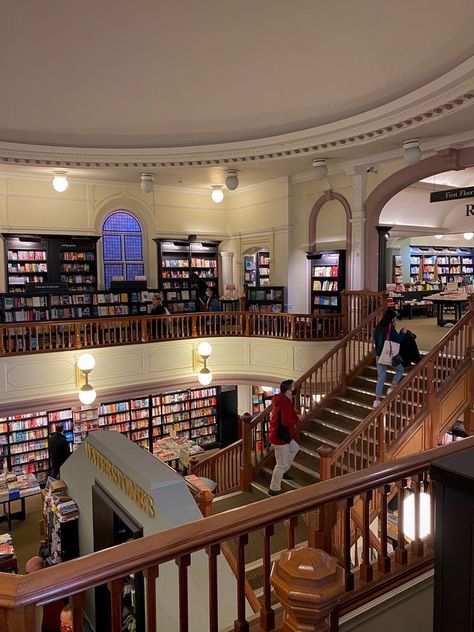 City Shopping Aesthetic, Library In London, Autumn Shopping Aesthetic, Books Shopping Aesthetic, Fall In London Aesthetic, Study In London Aesthetic, Studying In Europe, Living In England Aesthetic, Library Job Aesthetic