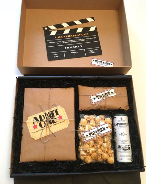 Movie Date Box Gift Ideas, Gift Box Themes, Themed Box Gifts, Movie Gift Box Ideas, Gift Box Ideas Chocolate, Movie Night Gift Box Ideas, Movie Gifts Ideas, Movie Themed Gifts, Film Gift Ideas