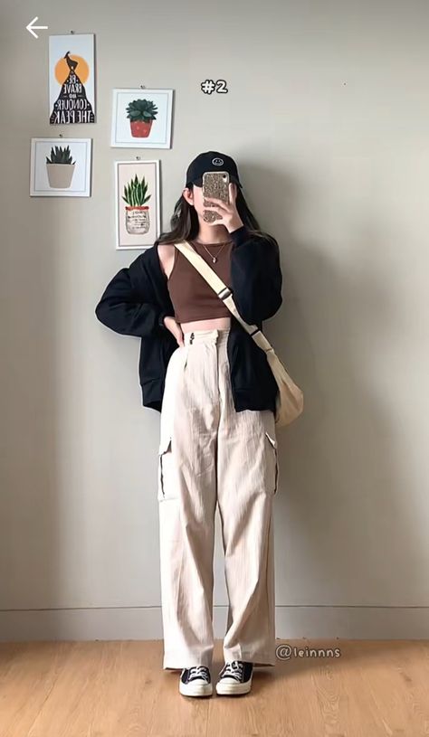 School Cargo Pants Outfit, Coffee Date Outfit Casual, Cargo Pants Cold Weather Outfit, Winter Combinations Outfit Ideas, Outfit For College Girl, Outfit Jeans Beige, Beige Combination Outfit, Jean Beige Outfit, Beige Jeans Outfit Winter