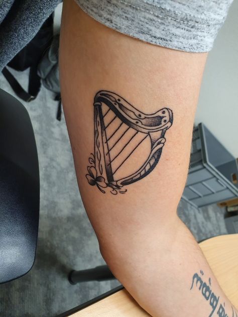 Irish harp tattoo on the inner upper arm. Irish Traditional Tattoo, Celtic Harp Tattoo, Irish Harp Tattoo, Tattoo Irish, Harp Tattoo, Irish Harp, Irish Tattoos, 2024 Ideas, Flash Tattoos