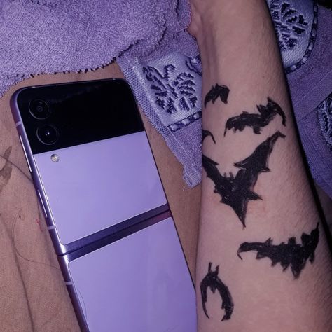 Samsung Z Flip 4 Aesthetic Purple, Bat Arm Tattoo, Flip 4 Aesthetic, Samsung Z Flip 4 Aesthetic, Samsung Flip Wallpaper, Bora Purple, Samsung Aesthetic, Samsung Z Flip 4, Aesthetic Android