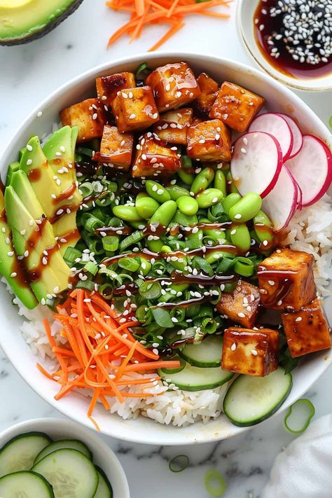 Vegan Poke Bowl - The Daily Dish Vegan Asian Bowl, Vegan Glow Bowl, Mexi Bowl Recipes, Salad Bowls Recipes, Poke Bowl Vegetarian, Hawaii Poke Bowl, Food Ideas Vegetarian, Poke Bowl Menu, Vegetarian Poke Bowl