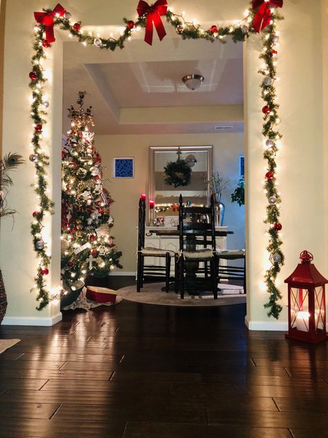 Christmas Decor Doorframe, Indoor Doorway Garland Christmas, Doorframe Decor Christmas, Christmas Garland Wall Decor, Christmas Decor Open Floor Plan, Christmas Garland Around Door Frame, Garland On Doorway, Doorway Decor Christmas, Christmas Garland Ceiling