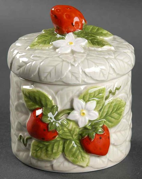 Strawberry Bowl Ceramic, Slab Box Ceramics Ideas, Strawberry Pottery, Diy Seasonal Decor, Strawberry Bowl, Clay Box, Strawberry Kitchen, Slab Ceramics, Clay Jar