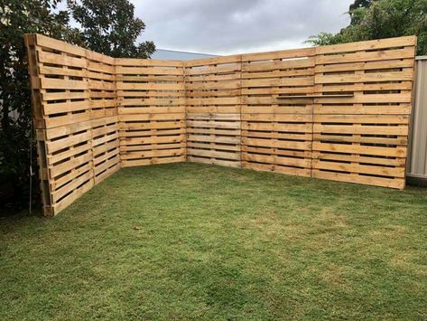 Diy Pallet Fence Ideas, Pallet Birdhouse, Wood Pallet Fence, Pallet Garden Walls, Pallet Wood Projects, Pallet Clock, Outdoor Pallet Projects, Pallet Fence, Outdoor Gazebos