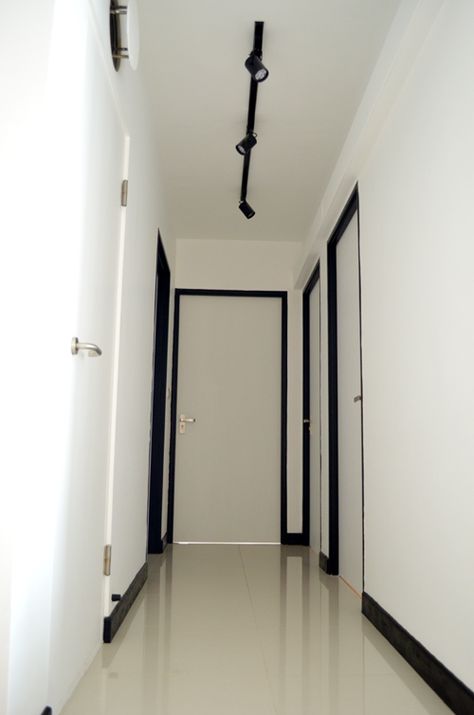 Track lights along the corridor Hallway Ideas Lighting, Corridor Lamp Ideas, Room Corridor Ideas, Home Corridor Lighting, Corridor Lighting Home Hallways, Black Door Frames Interiors, Passage Lighting Ideas, Black Frame Door, Corridor Lighting Design