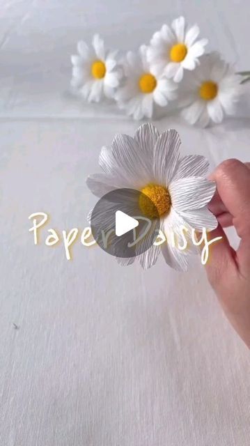 Daisy Diy Crafts, How To Make Daisy Flower, Homemade Flowers Diy, Paper Daisy Flowers Diy, Diy Daisies, Diy Daisy Flower, Daisy Paper Flowers, Paper Daisy Flower, Bride Basket