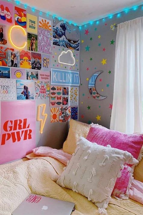 Dorm Wall Décor With Neon Signs #neonsignsdecor ★ Simple and unique dorm room ideas for girls with necessary storage and style! #dormroomideas #dorm #dormroom #roomdecor Art Theme Room Ideas, 90s Style Room, Apricot Bedroom Ideas, Retro Dorm Room Ideas, Women's Bedroom Ideas, Cool Teen Rooms, Vsco Room, College Bedroom Decor, Teenage Room Decor