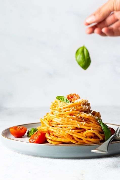 Spaghetti Pomodoro, Italian Food Photography, Pasta Art, Cherry Tomato Pasta, Dark Food Photography, Food Art Photography, Pasta Lover, Food Photography Tips, Food Display