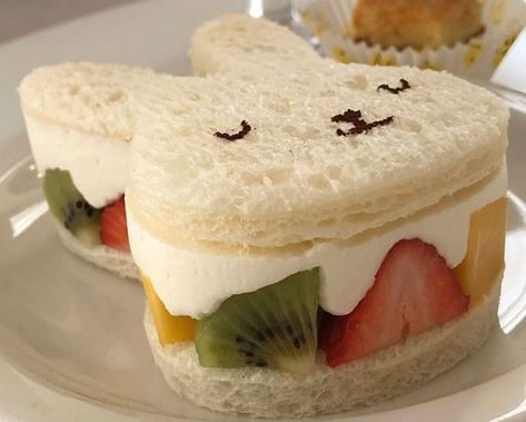 Fruit Sandwiches, Fruit Sandwich, Easter Breakfast, Breakfast Bake, Beautiful Food, Pretty Food, Food Ideas, Delicious Desserts, Sandwiches