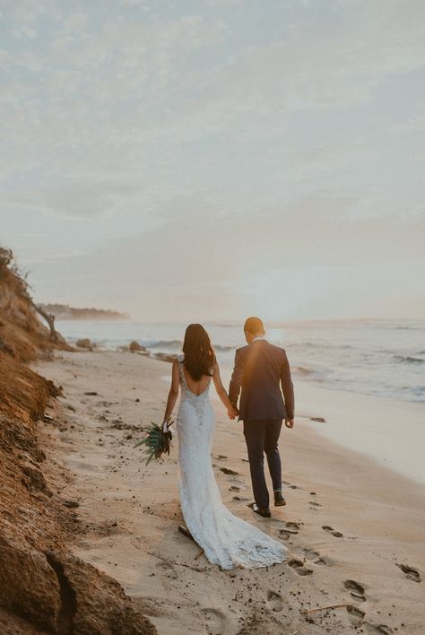 Wedding Pictures Beach, Beach Wedding Pics, Hawaii Wedding Photography, Wedding Portrait Poses, Oahu Wedding, Pose Fotografi, Diamond Head, Destination Wedding Photos, Wedding Picture Poses