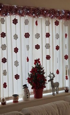 Christmas Dorm, Christmas Ceiling Decorations, Christmas Decorations Apartment, Christmas Apartment, Cozy Christmas Decor, Christmas Window Decorations, Christmas Decor Inspiration, Easy Christmas Decorations, Christmas Decorations Living Room