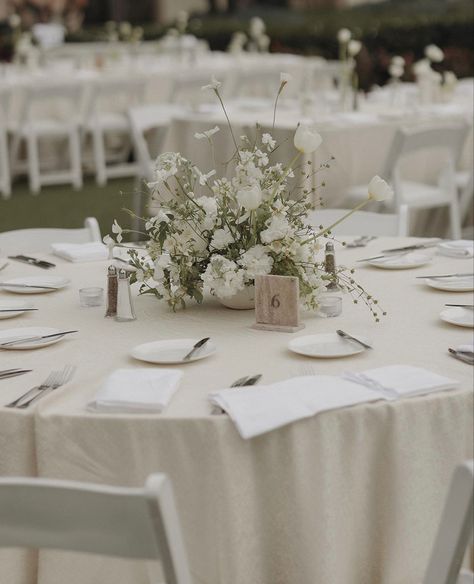 Table Flower Wedding Decoration, Round Table Centerpieces Wedding Modern, Minimalist Wedding Centrepiece, Jars With Flowers Centerpieces, Round Table Centerpieces Wedding No Candles, Creamy White Wedding Flowers, Flowers For Tables Wedding, Centerpieces Wedding Neutral, White Wedding Flowers Long Table