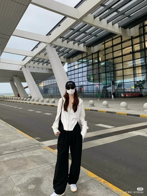 Asian Airport Outfit, Korea Airport Fashion, Airport Outfit Asian, Airport Fits Korean, Aripot Fashion, Korean Airport Fashion Women, Airport Outfits Aesthetic, Airport Fits Aesthetic, Airport Pose