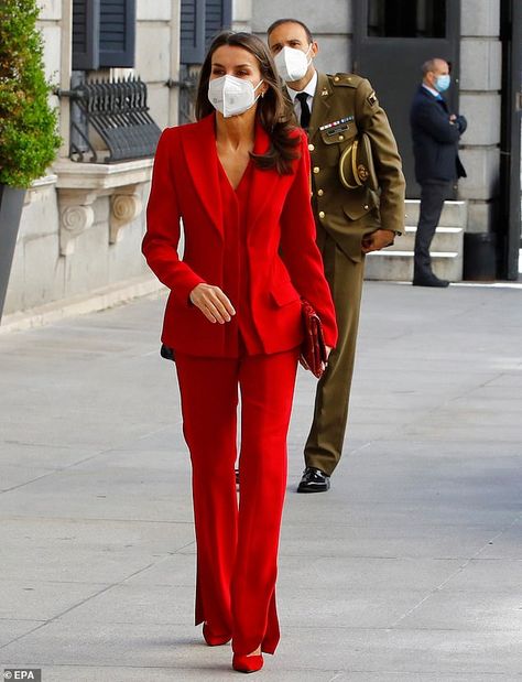 Queen Letizia of Spain was a vision in red as she wore an all-crimson suit at a commemorat... Tailored Suit Women, Feminine Suit, Power Suits For Women, Letizia Of Spain, Special Clothes, Woman Suit Fashion, Red Suit, Women's Rights, Power Suit